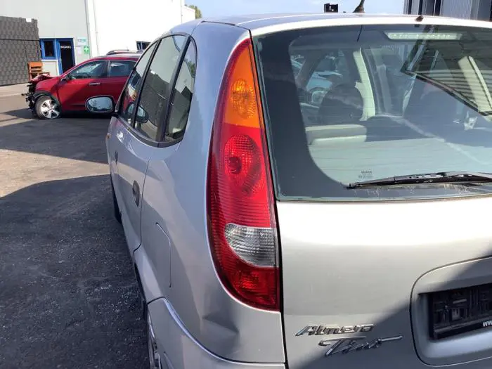 Feu arrière gauche Nissan Almera Tino