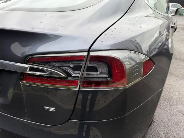 Feu arrière droit Tesla Model S