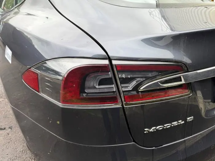 Feu arrière gauche Tesla Model S